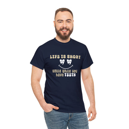 La vie est courte, souris | T-shirt unisexe en coton épais